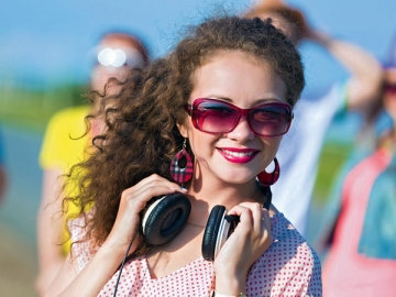 Темные корригирующие очки — находка для тех, у кого проблемы со зрением. А еще они могут выполнить роль модного аксессуара и дополнить образ