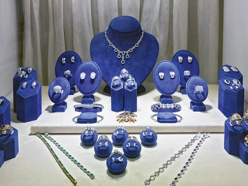 Хорошо, что ювелирные украшения не основные средства (хотя и могут стоить больше 100 тыс. руб.). Ведь они со временем не амортизируются, их стоимость, наоборот, вырастает