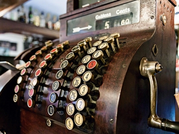 Все знают — деньги счет любят. А уж в кассе тем более должны быть учтены все наличные, ведь иначе можно и на штраф попасть