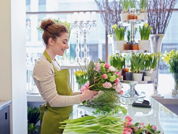 Осенью у оптовиков, которые продают цветы, есть все шансы получить премию от продавца. Ведь праздники идут чередой — сначала 1 сентября, потом День учителя