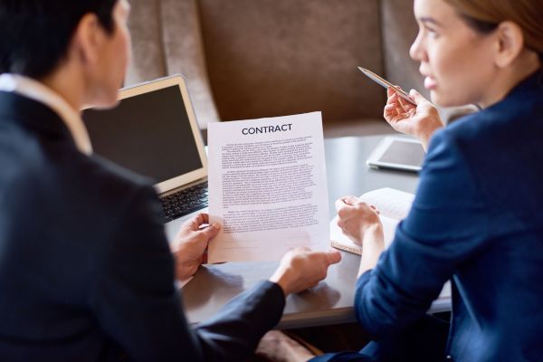 Новости: В какой момент вступает в силу трудовой договор с иностранцем